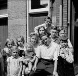 823264 Afbeelding van een familie bij de voordeur van hun huis, waarschijnlijk in de Oranjestraat te Utrecht.